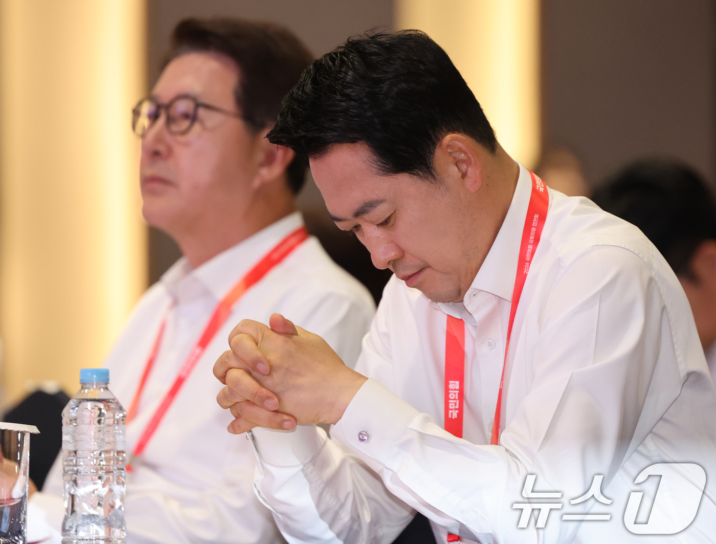 (고양=뉴스1) 황기선 기자 = 장동혁 국민의힘 대표가 27일 오후 경기 고양시 일산동구 소노캄 고양에서 열린 '2026 국민의힘 국회의원 연찬회'에서 생각에 잠겨 있다.  202 …