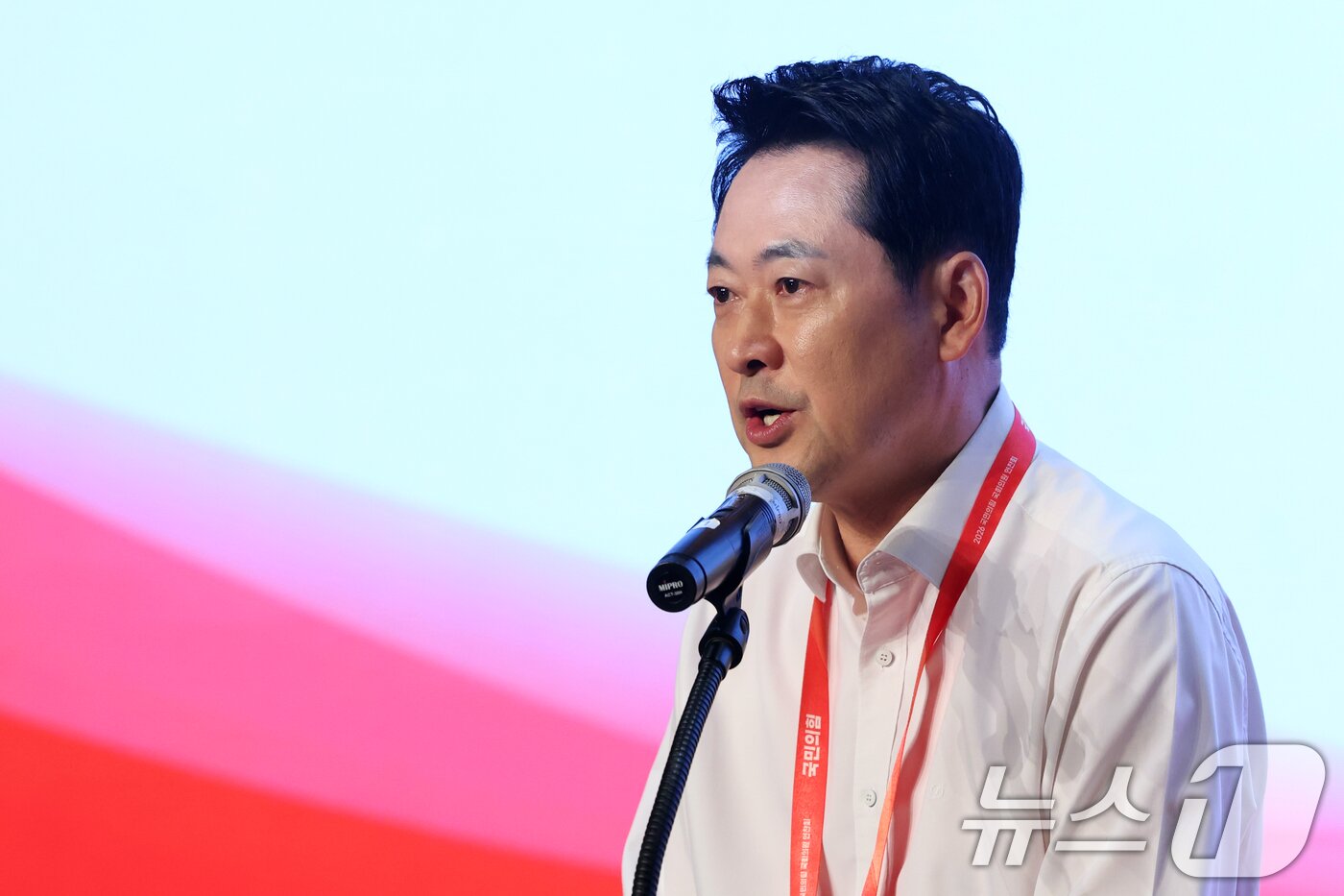 본문 이미지 - 장동혁 국민의힘 대표가 27일 오후 경기 고양시 일산동구 소노캄 고양에서 열린 '2026 국민의힘 국회의원 연찬회'에서 인사말을 하고 있다. 2026.8.27 ⓒ 뉴스1 황기선 기자