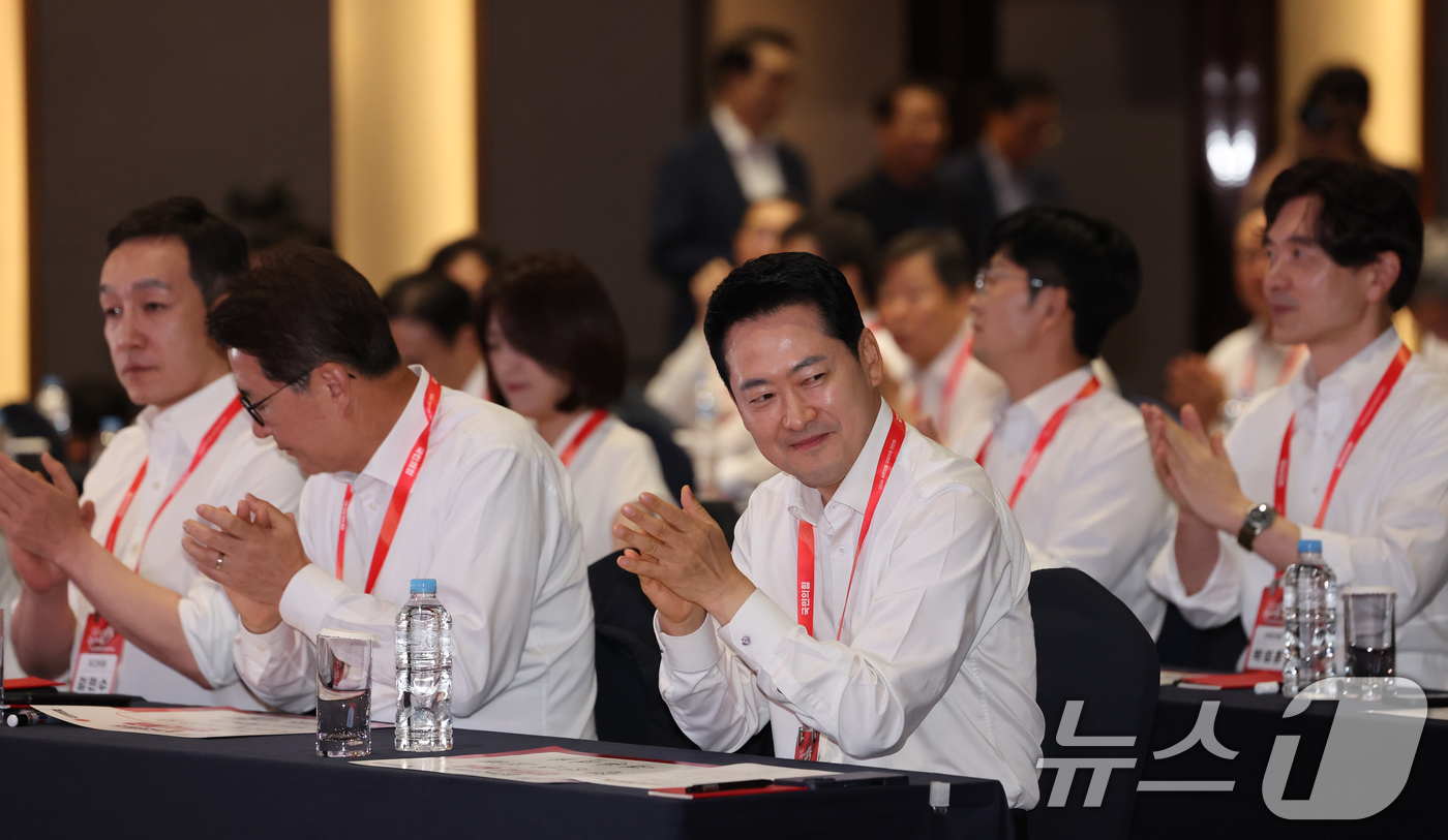 (고양=뉴스1) 황기선 기자 = 장동혁 국민의힘 대표가 27일 오후 경기 고양시 일산동구 소노캄 고양에서 열린 '2026 국민의힘 국회의원 연찬회'에서 박수를 치고 있다.  202 …