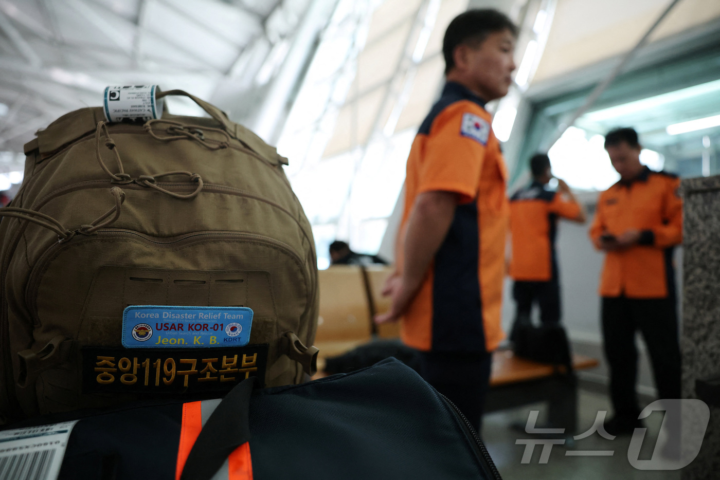 (로이터=뉴스1) 윤다정 기자 = 27일 네팔로 급파된 대한민국 외교부 신속대응팀이 인천국제공항에서 탑승 수속을 기다리고 있다. 신속대응팀은 외교부와 경찰청, 소방청 소속 인원으로 …