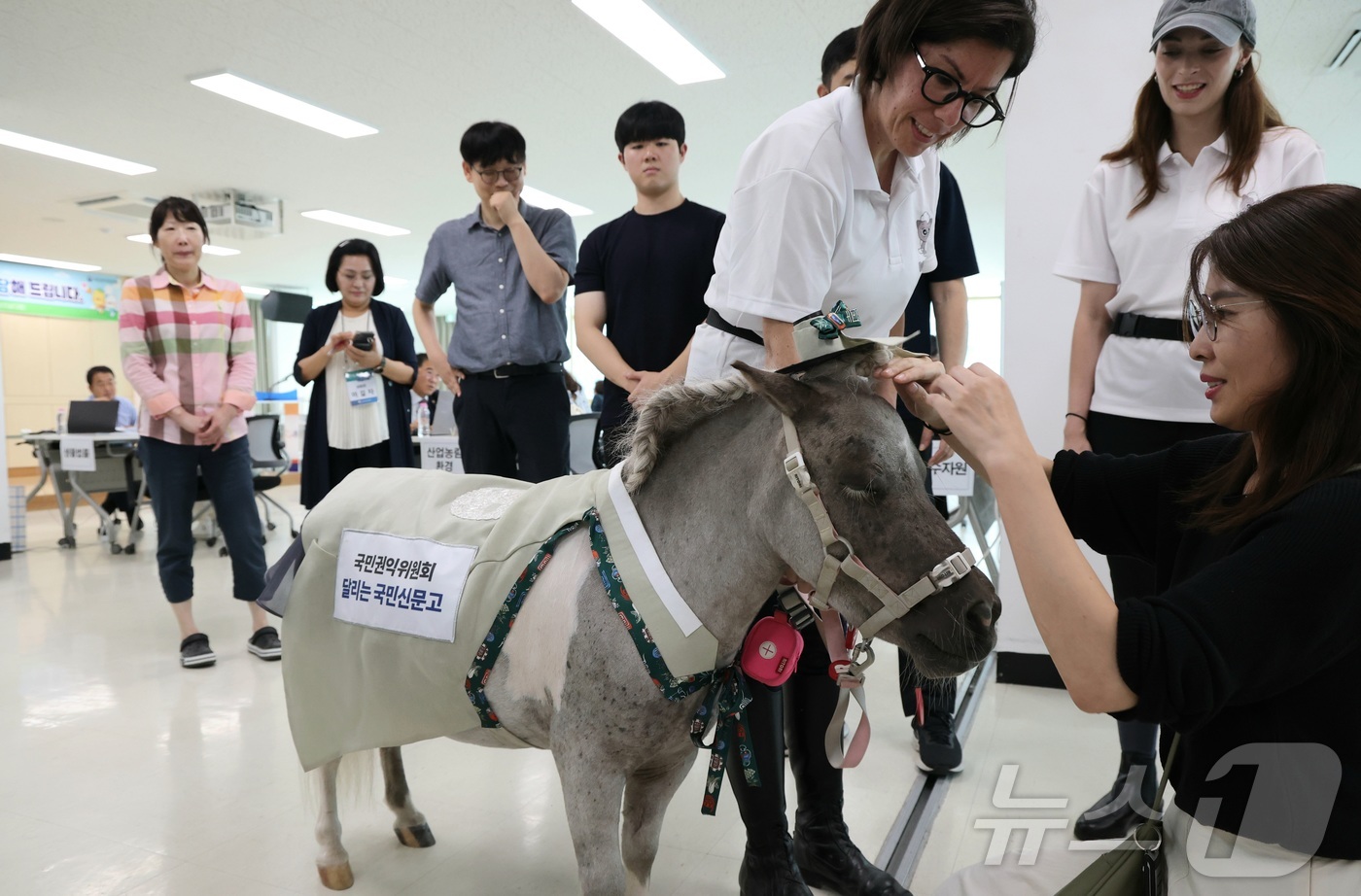 (시흥=뉴스1) 김기남 기자 = 국민권익위원회의 \'달리는 국민신문고\'가 27일 찾아간 경기 시흥시 연성동 행정복지센터의 고충 상담 현장에서 민원인들이 귀엽고 친근한 초소형마 \ …