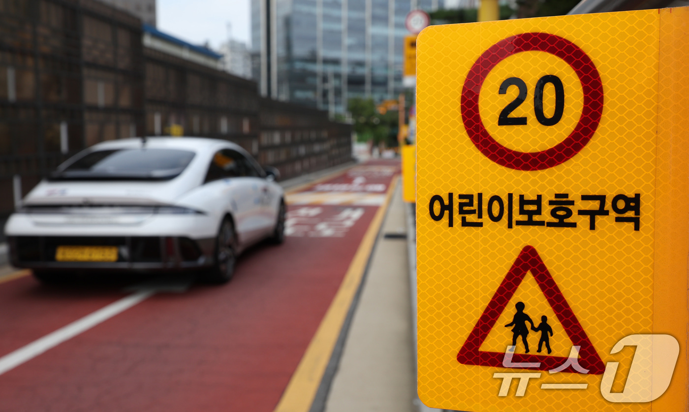 (서울=뉴스1) 박지혜 기자 = 27일 서울시내 한 초등학교 앞 어린이보호구역으로 차량이 지나가고 있다.경찰이 시속 30km인 어린이 보호구역 속도제한을 사고 위험이 낮은 심야시간 …
