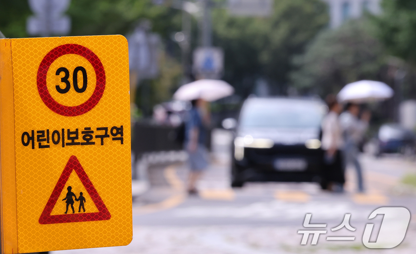(서울=뉴스1) 박지혜 기자 = 27일 서울시내 한 초등학교 앞 어린이보호구역으로 차량이 지나가고 있다.경찰이 시속 30km인 어린이 보호구역 속도제한을 사고 위험이 낮은 심야시간 …