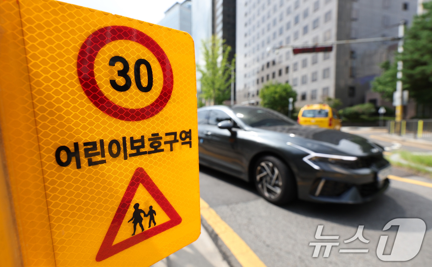 (서울=뉴스1) 박지혜 기자 = 27일 서울시내 한 초등학교 앞 어린이보호구역으로 차량이 지나가고 있다.경찰이 시속 30km인 어린이 보호구역 속도제한을 사고 위험이 낮은 심야시간 …