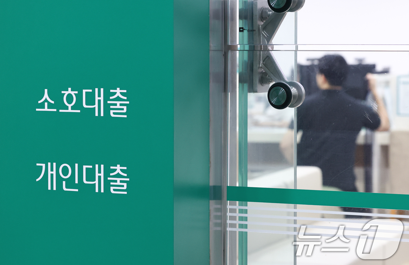 (서울=뉴스1) 최지환 기자 = 한국은행이 27일 열린 금융통화위원회에서 기준금리를 연 2.75%에서 3.00%로 0.25%포인트 인상하면서 대출자들의 부담이 커질 전망이다. 5대 …
