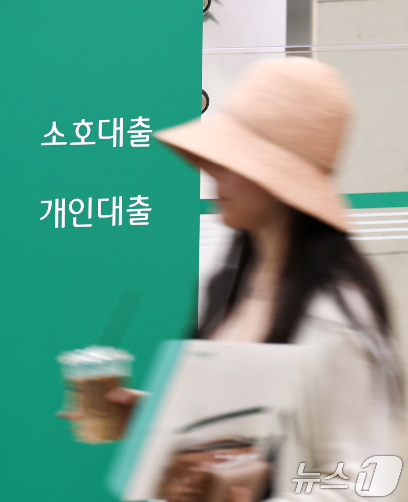 (서울=뉴스1) 최지환 기자 = 한국은행이 27일 열린 금융통화위원회에서 기준금리를 연 2.75%에서 3.00%로 0.25%포인트 인상하면서 대출자들의 부담이 커질 전망이다. 5대 …