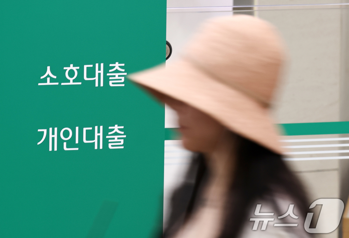 (서울=뉴스1) 최지환 기자 = 한국은행이 27일 열린 금융통화위원회에서 기준금리를 연 2.75%에서 3.00%로 0.25%포인트 인상하면서 대출자들의 부담이 커질 전망이다. 5대 …