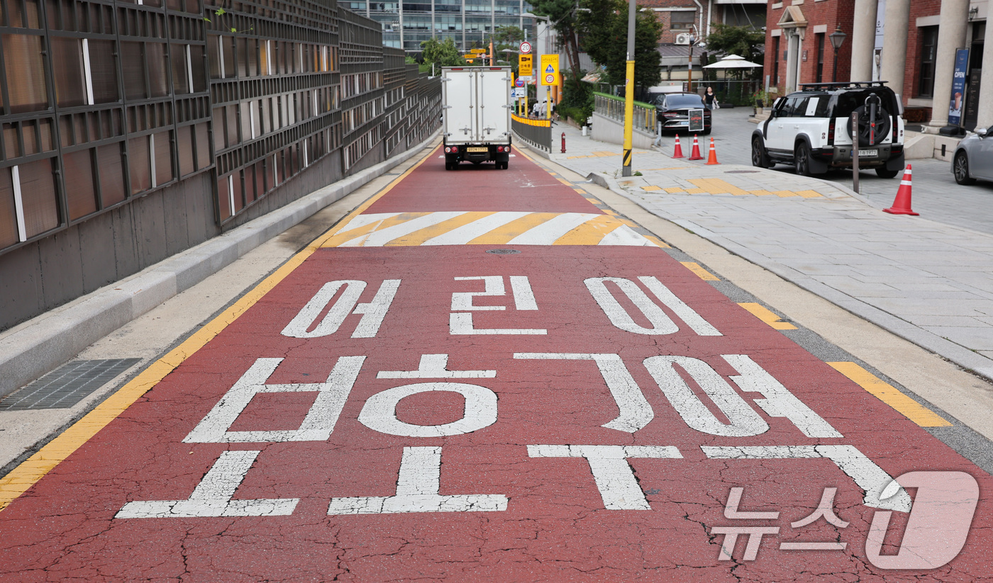 (서울=뉴스1) 박지혜 기자 = 27일 서울시내 한 초등학교 앞 어린이보호구역으로 차량이 지나가고 있다.경찰이 시속 30km인 어린이 보호구역 속도제한을 사고 위험이 낮은 심야시간 …