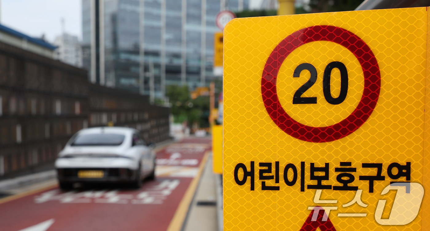 (서울=뉴스1) 박지혜 기자 = 27일 서울시내 한 초등학교 앞 어린이보호구역으로 차량이 지나가고 있다.경찰이 시속 30km인 어린이 보호구역 속도제한을 사고 위험이 낮은 심야시간 …