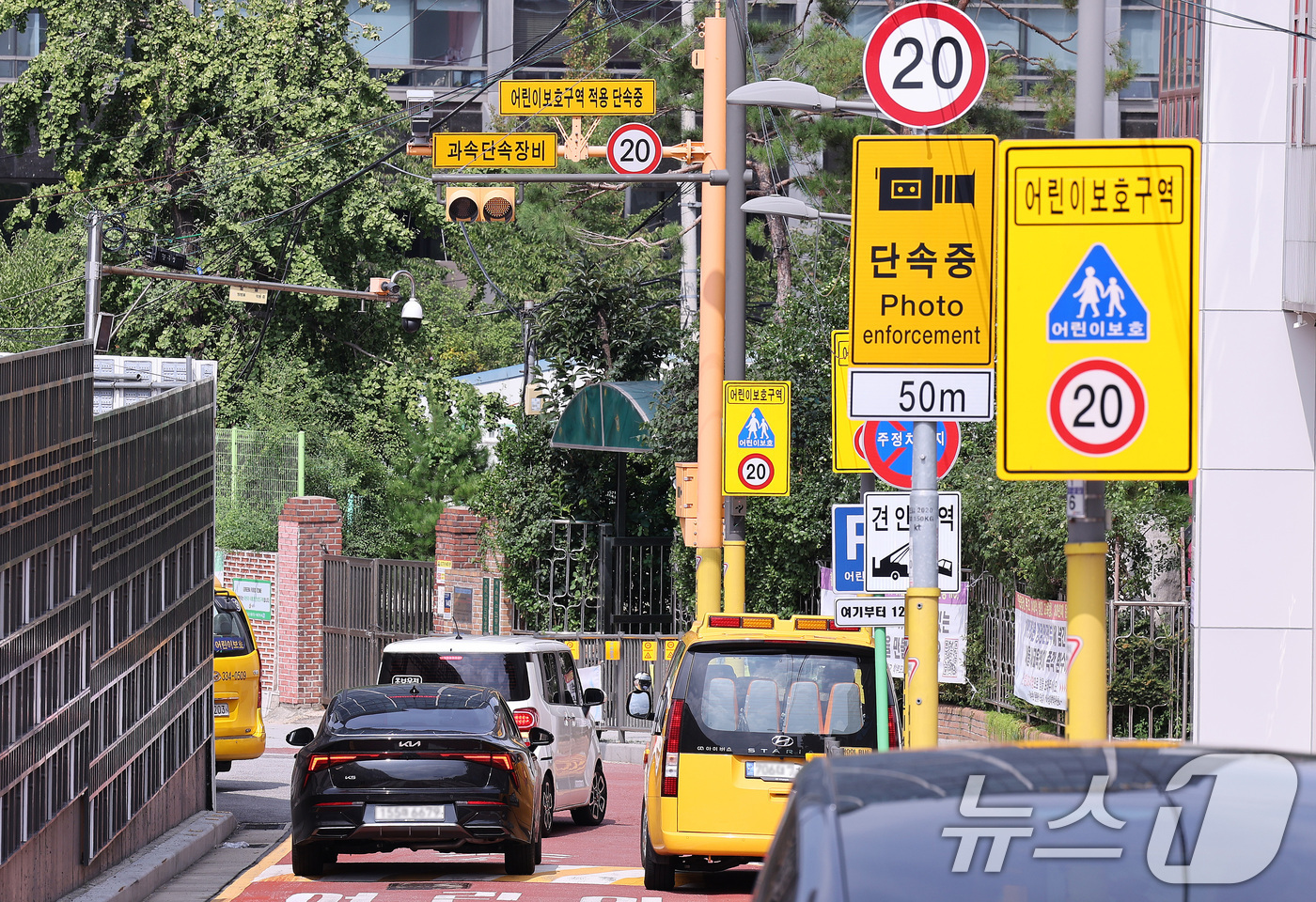(서울=뉴스1) 박지혜 기자 = 27일 서울시내 한 초등학교 앞 어린이보호구역으로 차량이 지나가고 있다.경찰이 시속 30km인 어린이 보호구역 속도제한을 사고 위험이 낮은 심야시간 …
