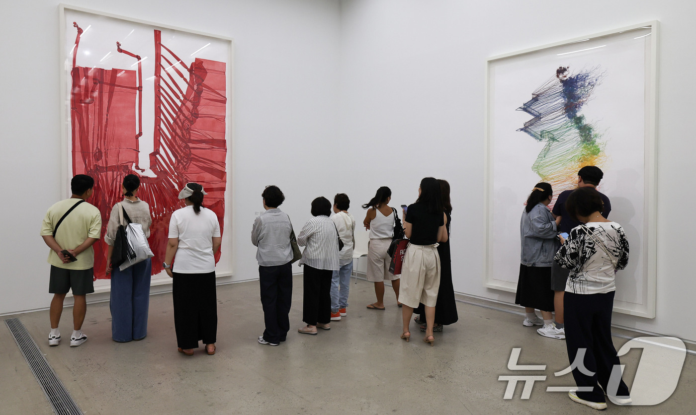 (서울=뉴스1) 이종수 기자 = 27일 서울 종로구 국립현대미술관 서울에서 관람객이 서도호 개인전의 작품을 살펴보고 있다. 국립현대미술관은 이날부터 내년 2월 9일까지 서도호의 대 …