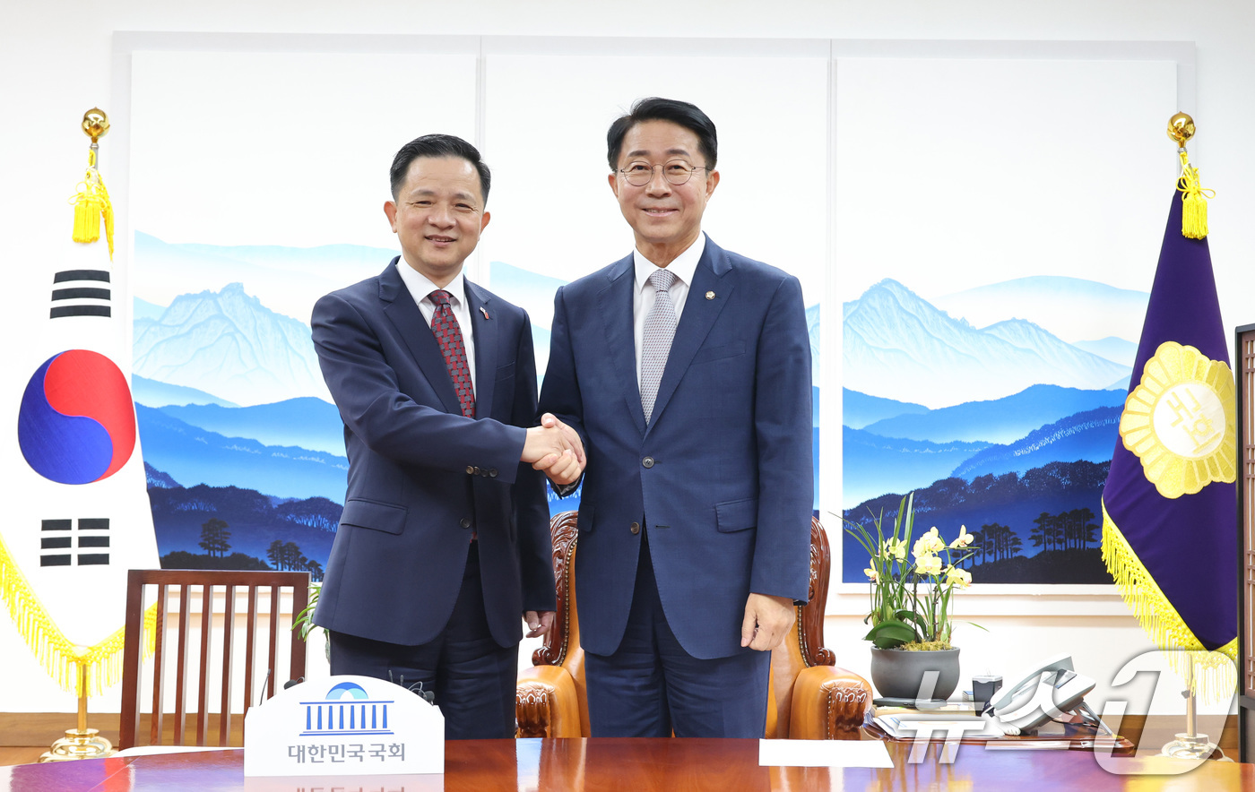 (서울=뉴스1) 신웅수 기자 = 조정식 국회의장이 27일 서울 여의도 국회를 찾은 다이빙 주한중국대사를 접견하며 악수하고 있다. 2026.8.27/뉴스1