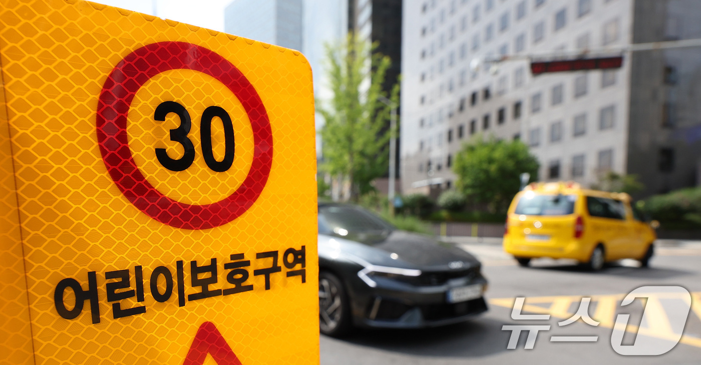(서울=뉴스1) 박지혜 기자 = 27일 서울시내 한 초등학교 앞 어린이보호구역에 차량이 지나가고 있다.경찰이 시속 30km인 어린이 보호구역 속도제한을 사고 위험이 낮은 심야시간대 …