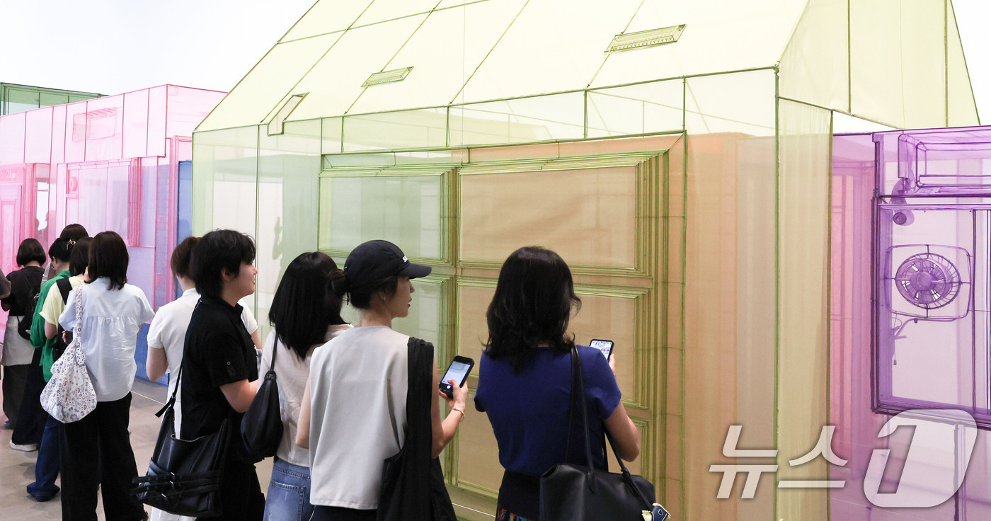 (서울=뉴스1) 이종수 기자 = 27일 서울 종로구 국립현대미술관 서울에서 관람객이 서도호 개인전의 작품을 살펴보고 있다. 국립현대미술관은 이날부터 내년 2월 9일까지 서도호의 대 …