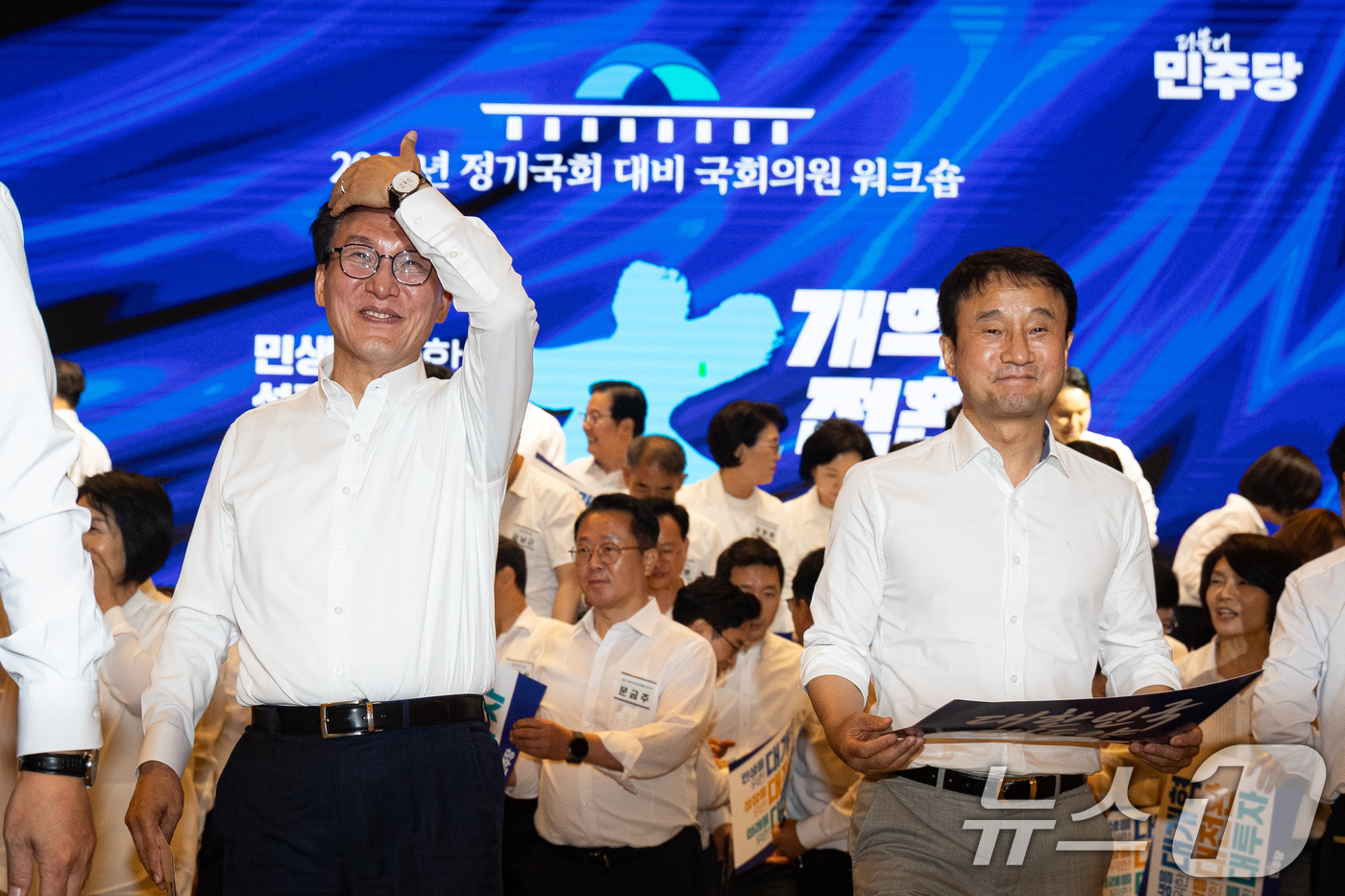 (인천=뉴스1) 유승관 기자 = 김민석 더불어민주당 대표와 한병도 원내대표가 27일 인천 영종구 인스파이어 엔터테인먼트 리조트에서 열린 2026년 정기국회 대비 국회의원 워크숍에서 …