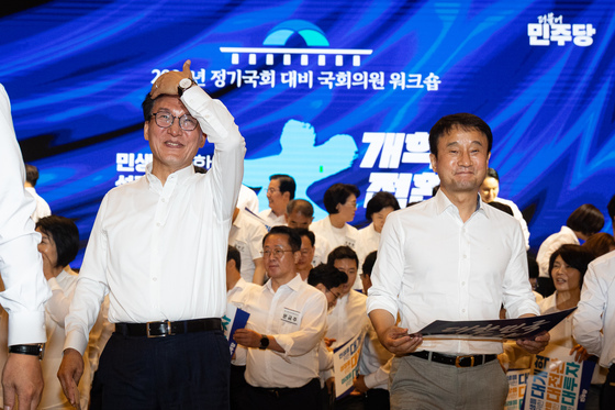 자리로 이동하는 민주당 지도부