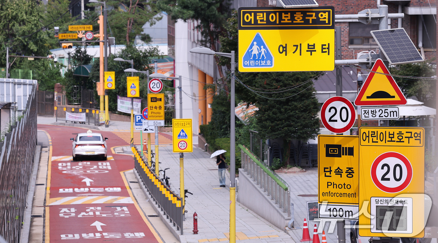 (서울=뉴스1) 박지혜 기자 = 27일 서울시내 한 초등학교 앞 어린이보호구역에 차량이 지나가고 있다.경찰이 시속 30km인 어린이 보호구역 속도제한을 사고 위험이 낮은 심야시간대 …