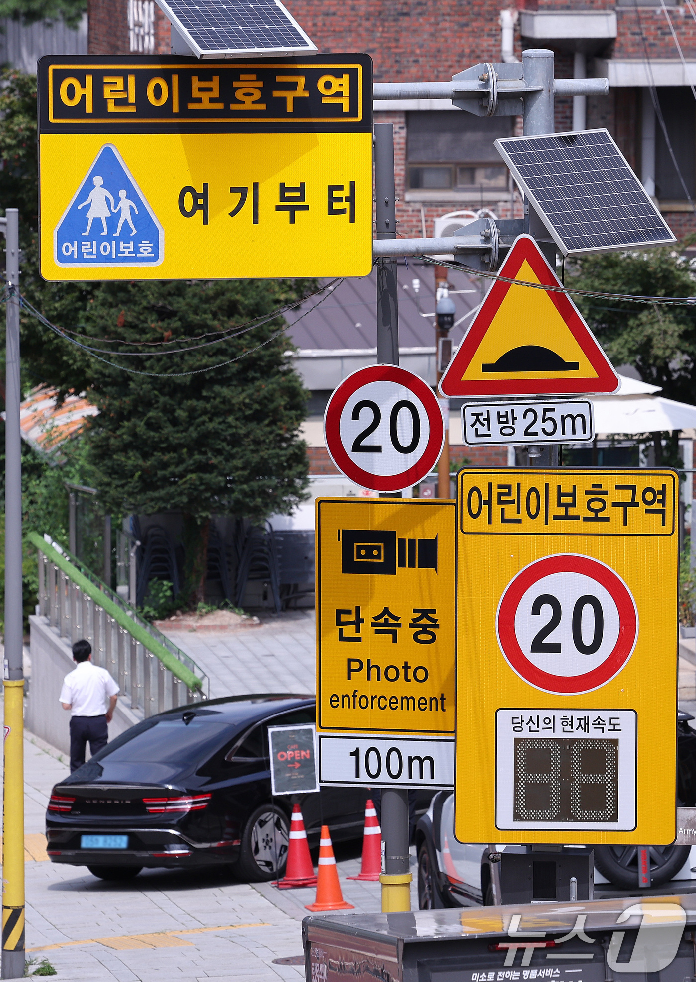 (서울=뉴스1) 박지혜 기자 = 27일 서울시내 한 초등학교 앞 어린이보호구역에 차량이 지나가고 있다.경찰이 시속 30km인 어린이 보호구역 속도제한을 사고 위험이 낮은 심야시간대 …