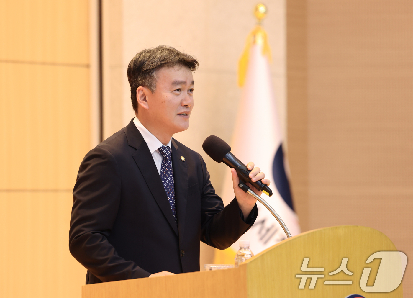(서울=뉴스1) = 이종욱 관세청장이 27일 정부대전청사에서 열린 관세청 개청 56주년 기념식에서 기념사를 하고 있다. (관세청 제공. 재판매 및 DB금지) 2026.8.27/뉴스 …
