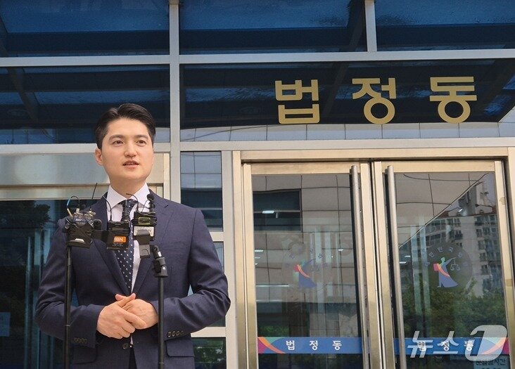 본문 이미지 - 유족 측 변호인인 남언호 변호사가 김소영의 무기징역 선고 이후 입장을 밝히고 있다. 2026.8.27 ⓒ 뉴스1 한수민 수습기자