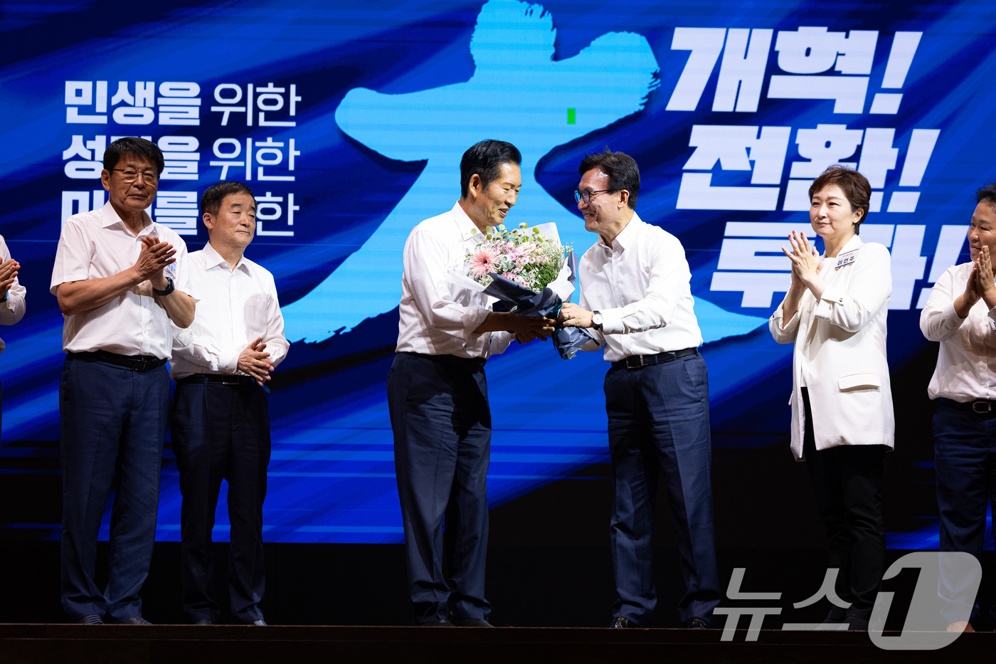 (인천=뉴스1) 유승관 기자 = 김민석 더불어민주당 대표가 27일 인천 영종구 인스파이어 엔터테인먼트 리조트에서 열린 2026년 정기국회 대비 국회의원 워크숍에서 정청래 전 대표에 …
