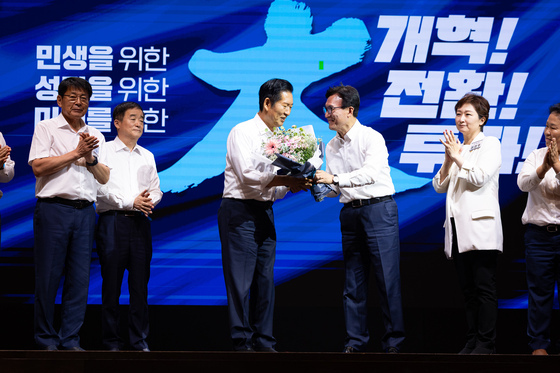 김민석 민주당 대표, 전임 지도부 감사패 전달