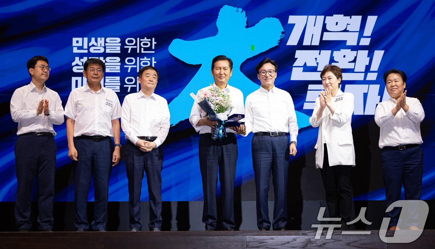 (인천=뉴스1) 유승관 기자 = 김민석 더불어민주당 대표가 27일 인천 영종구 인스파이어 엔터테인먼트 리조트에서 열린 2026년 정기국회 대비 국회의원 워크숍에서 정청래 전 대표에 …