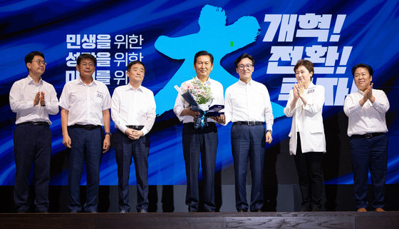 전임 지도부와 기념 촬영하는 김민석 민주당 대표