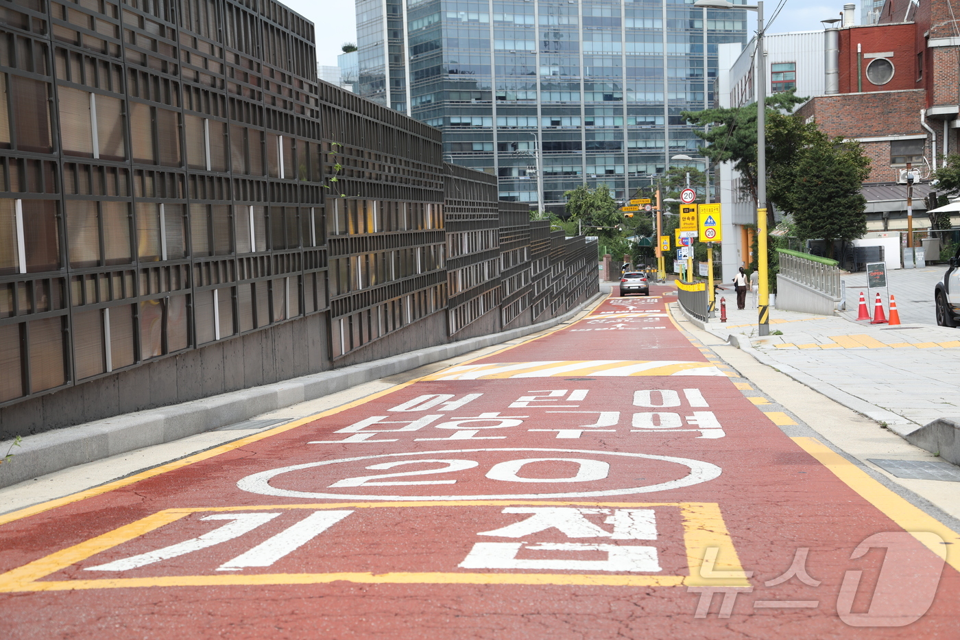 (서울=뉴스1) 한민아 수습기자 = 27일 서울 시내 한 초등학교 앞 어린이보호구역 도로 모습. 경찰은 사고 위험이 낮고 안전시설을 갖춘 일부 어린이보호구역에 한해 심야 시간대 속 …