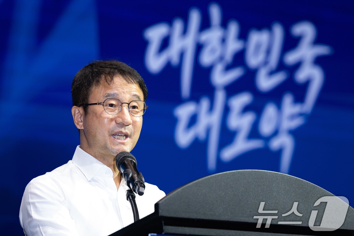 본문 이미지 - 한병도 더불어민주당 원내대표가 27일 인천 영종구 인스파이어 엔터테인먼트 리조트에서 열린 2026년 정기국회 대비 국회의원 워크숍에서 인사말을 하고 있다. 2026.8.27 ⓒ 뉴스1 유승관 기자