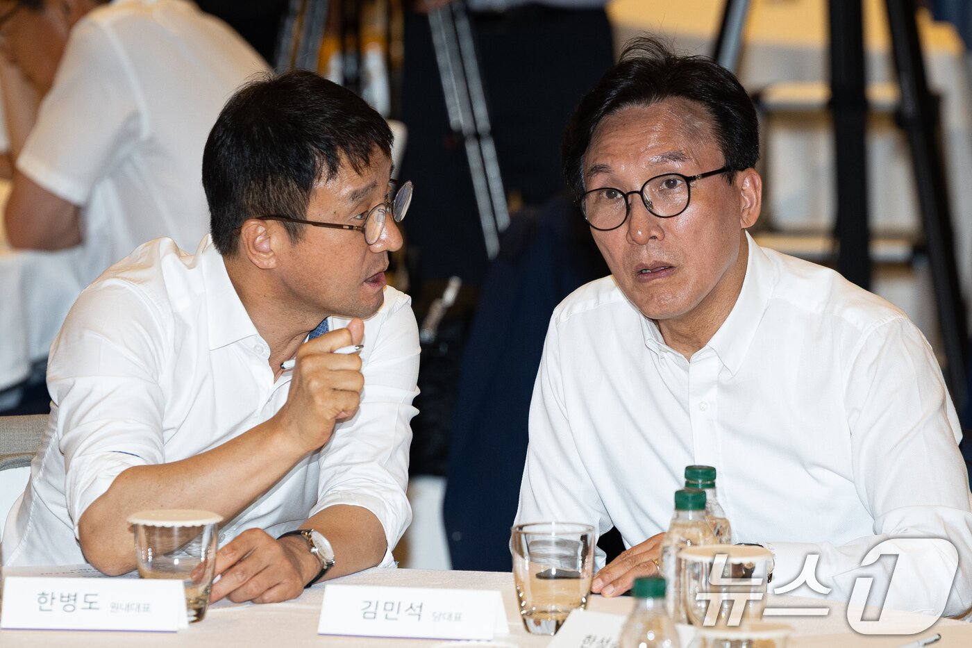 본문 이미지 - 김민석 더불어민주당 대표와 한병도 원내대표가 27일 인천 영종구 인스파이어 엔터테인먼트 리조트에서 열린 2026년 정기국회 대비 국회의원 워크숍에서 대화하고 있다. 2026.8.27 ⓒ 뉴스1 유승관 기자