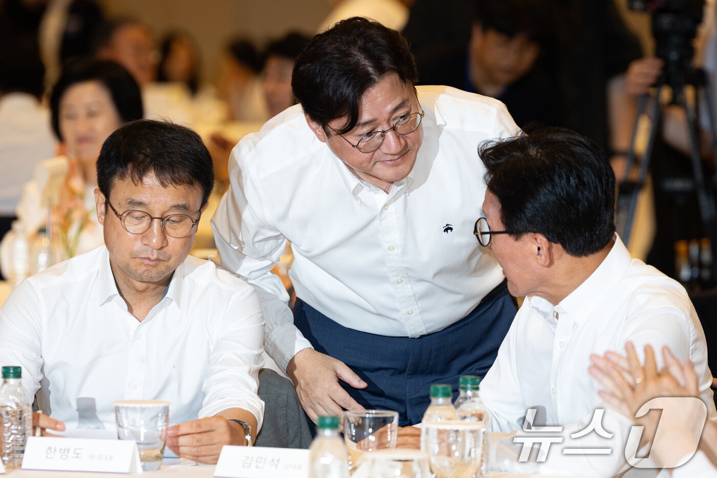 본문 이미지 - 김민석 더불어민주당 대표와 홍익표 청와대 정무수석이 지난 8월 27일 인천 영종구 인스파이어 엔터테인먼트 리조트에서 열린 2026년 정기국회 대비 국회의원 워크숍에서 대화하고 있다. 왼쪽은 한병도 원내대표. 2026.8.27 ⓒ 뉴스1 유승관 기자
