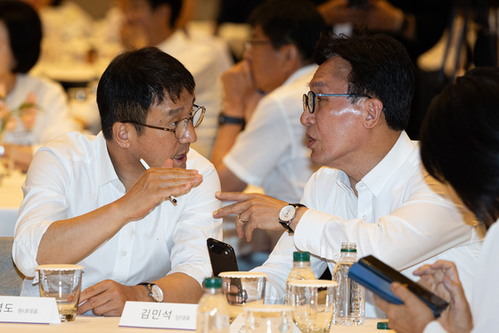 대화 나누는 김민석·한병도