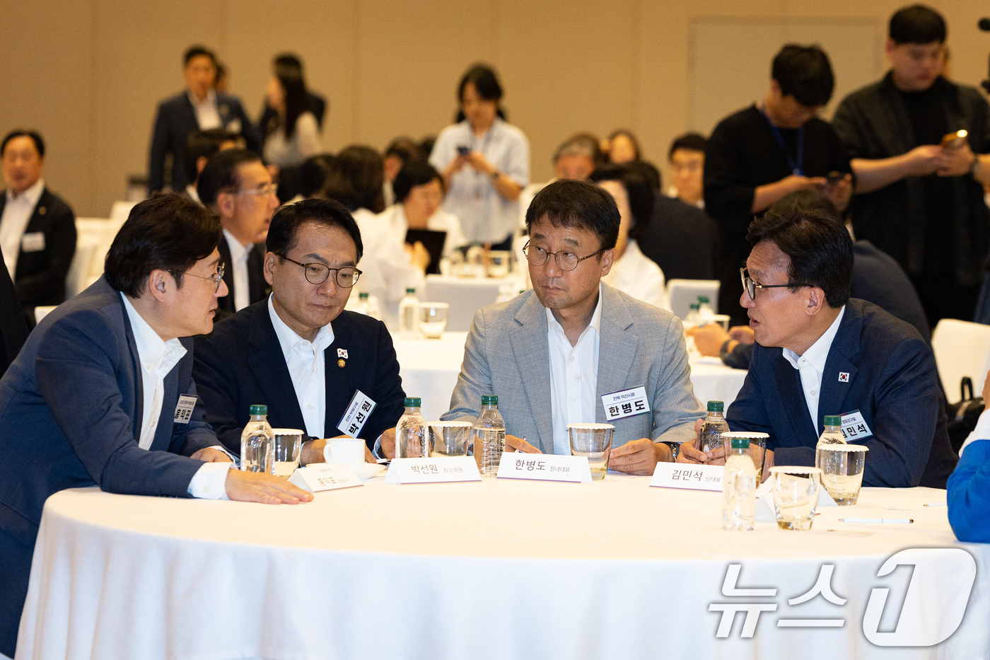 (인천=뉴스1) 유승관 기자 = 김민석 더불어민주당 대표가 27일 인천 영종구 인스파이어 엔터테인먼트 리조트에서 열린 2026년 정기국회 대비 국회의원 워크숍에서 홍익표 청와대 정 …