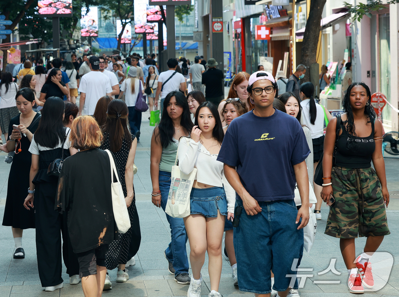 (서울=뉴스1) 이호윤 기자 = 27일 서울시에 따르면 지난 7월 외국인 관광객은 전년 동월(133만 명)보다 20.8% 많은 161만 명으로 역대 월간 최다를 기록했다. 이에 외 …