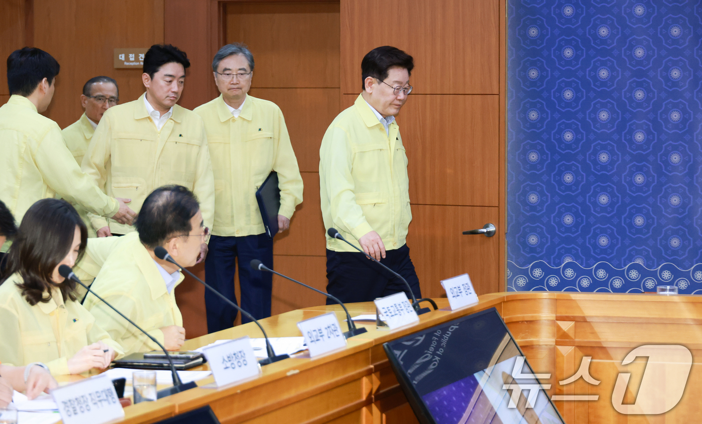 (서울=뉴스1) 이재명 기자 = 이재명 대통령이 27일 서울 종로구 외교부 청사에서 열린 네팔 홍수 대응 긴급회의에 입장하고 있다. (청와대통신사진기자단) 2026.8.27/뉴스1 …