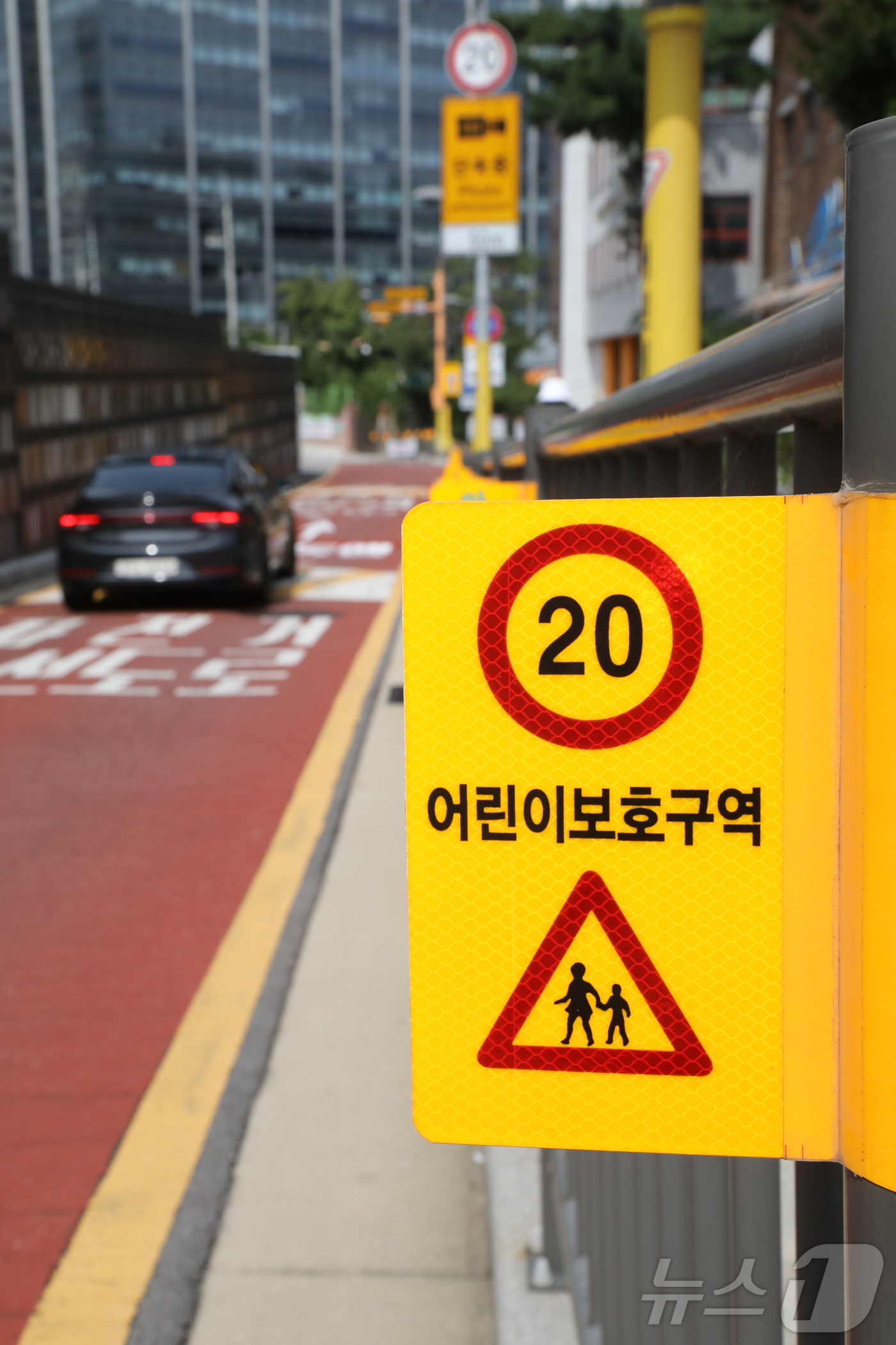 (서울=뉴스1) 한민아 수습기자 = 27일 서울시내 한 초등학교 앞 어린이보호구역 도로 모습. 경찰은 사고 위험이 낮고 안전시설을 갖춘 일부 어린이보호구역에 한해 심야 시간대 속도 …