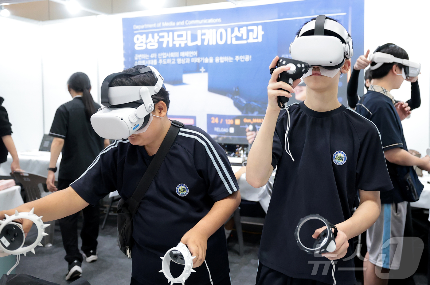 (고양=뉴스1) 권현진 기자 = 27일 경기도 고양시 킨텍스에서 열린 2026년 고양 미래 진로박람회를 찾은 학생들이 VR 체험을 하고 있다. 2026.8.27/뉴스1