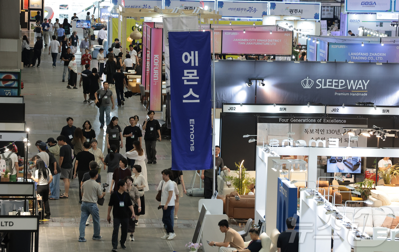 (고양=뉴스1) 권현진 기자 = 27일 경기도 고양 킨텍스 제2전시장에서 열린 '2026 한국국제가구 및 인테리어산업대전(KOFURN·코펀)'을 찾은 관람객들이 제품을 살펴보고 있 …