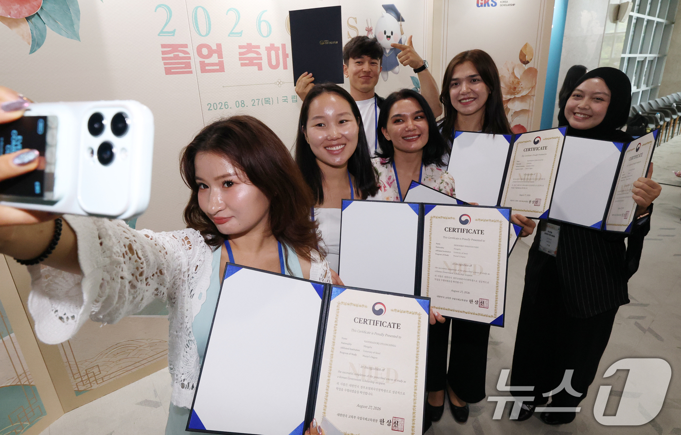 (성남=뉴스1) 김영운 기자 = 27일 경기 성남시 분당구 국립국제교육원에서 열린 '2026 정부 초청 외국인 장학생(GKS·Global Korea Scholarship) 졸업 축 …
