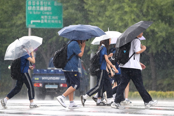 금요일 강원·남부 비 소식…낮 최고 32도 무더위 계속(종합)