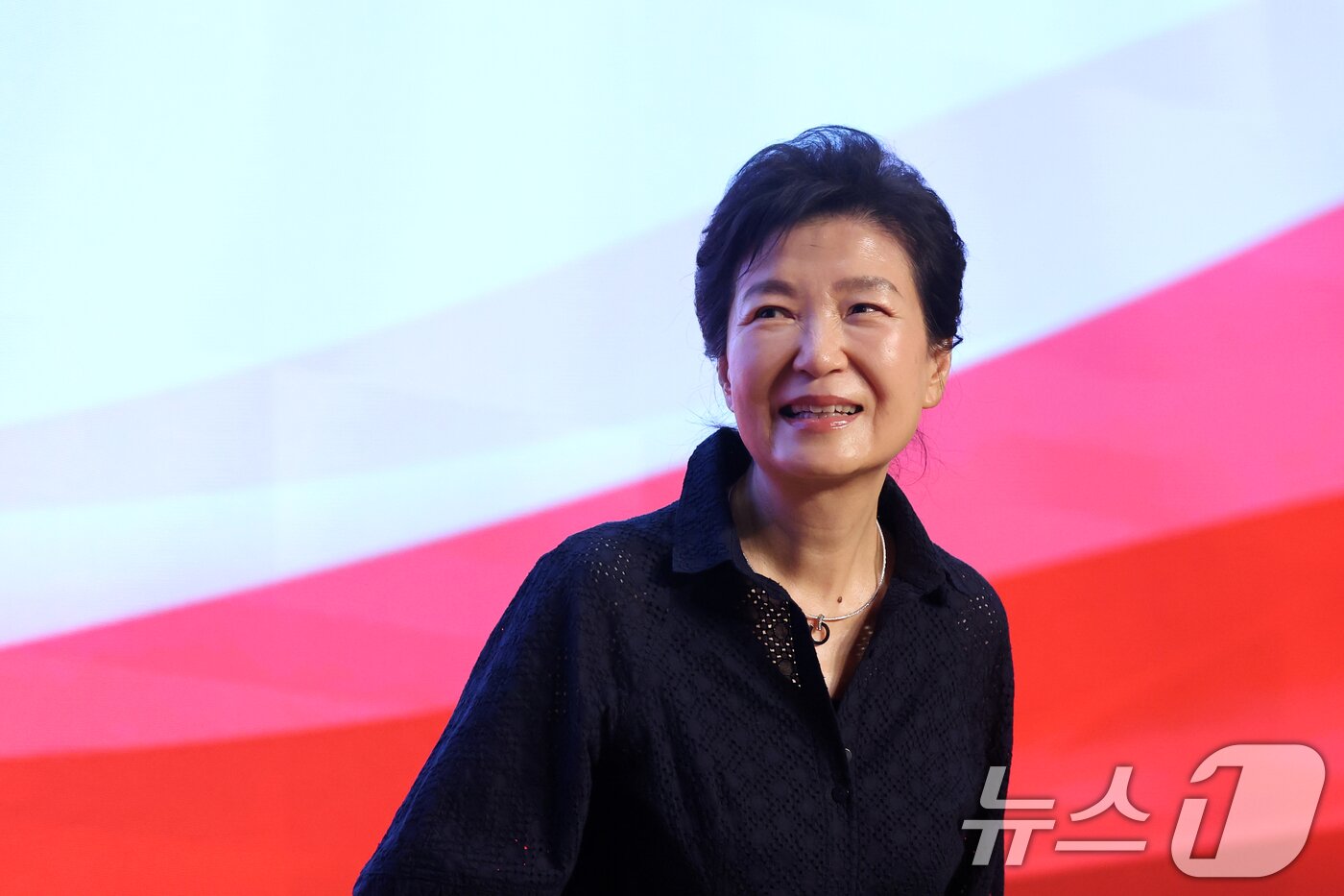 본문 이미지 - 박근혜 전 대통령이 27일 오후 경기 고양시 일산동구 소노캄 고양에서 열린 '2026 국민의힘 국회의원 연찬회'에서 발언을 위해 이동하고 있다. 2026.8.27 ⓒ 뉴스1 황기선 기자