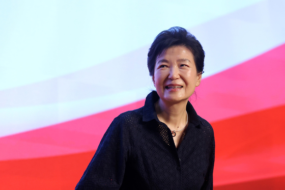 국힘 연찬회 찾은 박근혜, 무신불립 강조…"지도부 중심 일치단결해야"