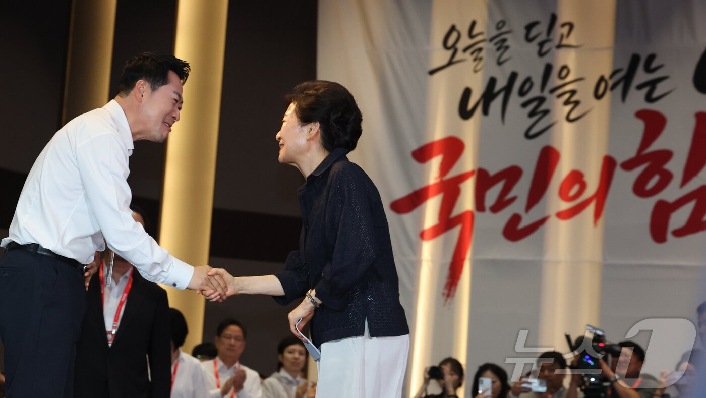 본문 이미지 - 박근혜 전 대통령이 27일 경기도 고양시 장항동 소노캄 고양에서 열린 2026 국민의힘 국회의원 연찬회에서 장동혁 대표와 악수하며 대화하고 있다. (공동취재) 2026.8.27 ⓒ 뉴스1 황기선 기자