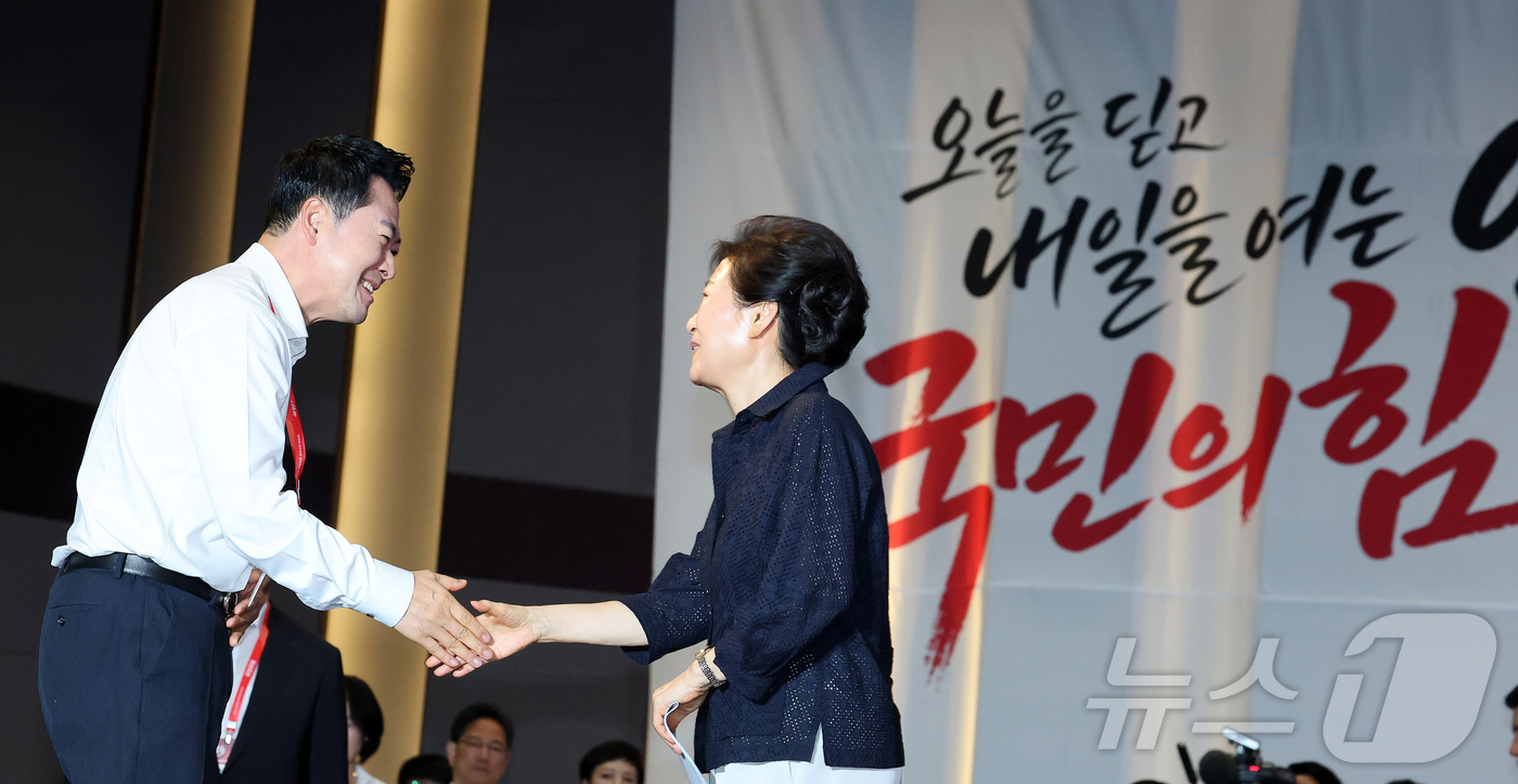 (고양=뉴스1) 황기선 기자 = 박근혜 전 대통령이 27일 경기도 고양시 장항동 소노캄 고양에서 열린 2026 국민의힘 국회의원 연찬회에 참석해 장동혁 대표와 악수하고 있다. (공 …