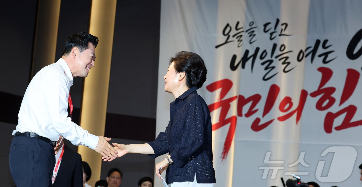 본문 이미지 - 박근혜 전 대통령이 27일 경기도 고양시 장항동 소노캄 고양에서 열린 2026 국민의힘 국회의원 연찬회에 참석해 장동혁 대표와 악수하고 있다. (공동취재) 2026.8.27 ⓒ 뉴스1 황기선 기자