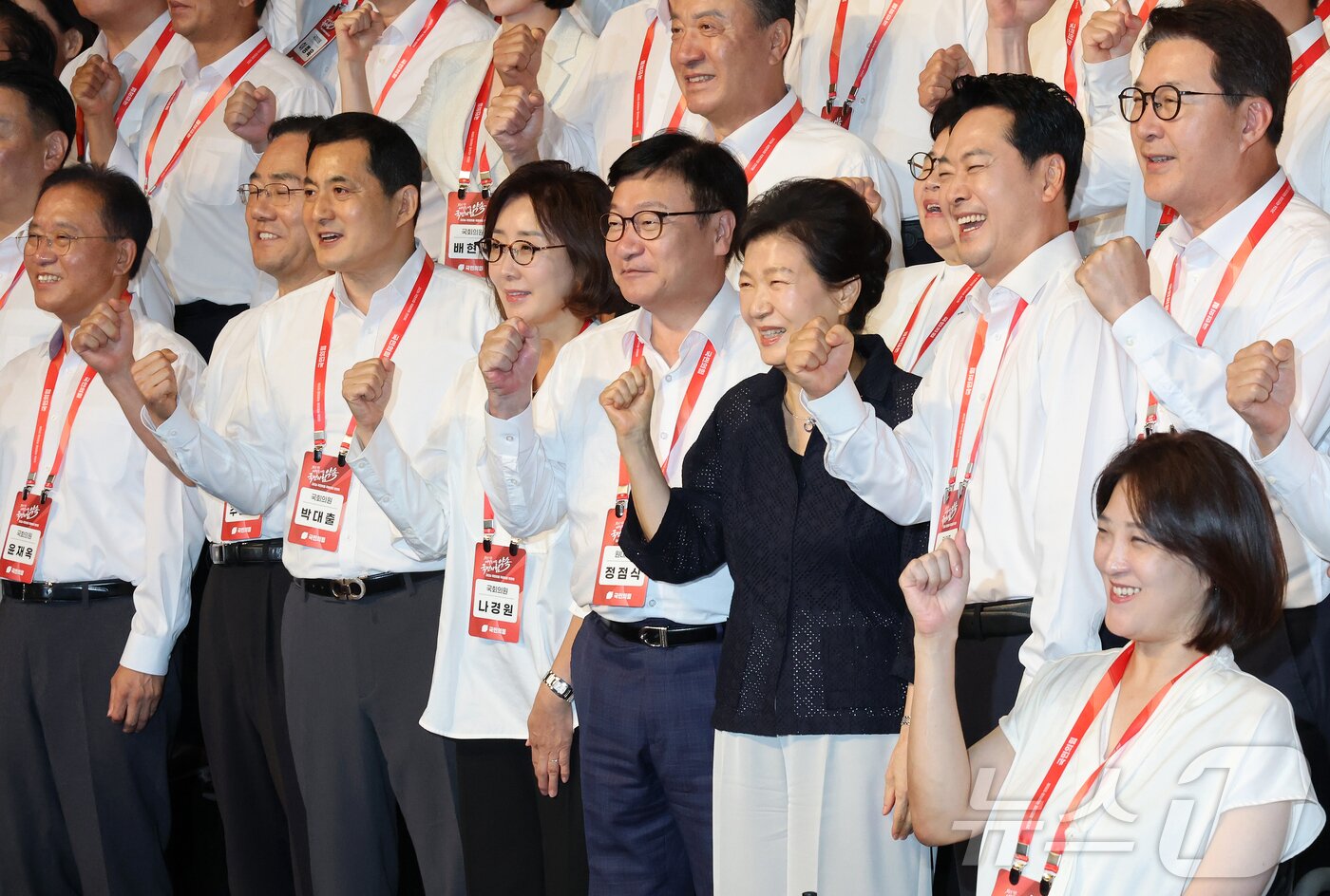 본문 이미지 - 27일 경기도 고양시 장항동 소노캄 고양에서 열린 2026 국민의힘 국회의원 연찬회에서 박근혜 전 대통령과 장동혁 대표를 비롯한 참석 의원들이 기념 촬영을 하고 있다. (공동취재) 2026.8.27 ⓒ 뉴스1 황기선 기자
