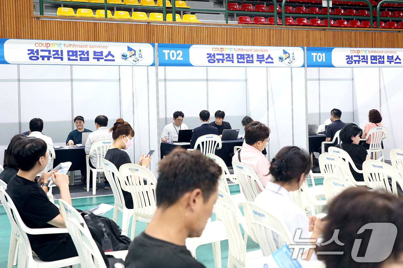(대구=뉴스1) 공정식 기자 = 27일 대구 남구 영남이공대에서 열린 '쿠팡풀필먼트서비스(CFS) 대구·경북 채용페스타'를 찾은 구직자들이 취업 설명을 듣고 있다.지역 청년에게 A …