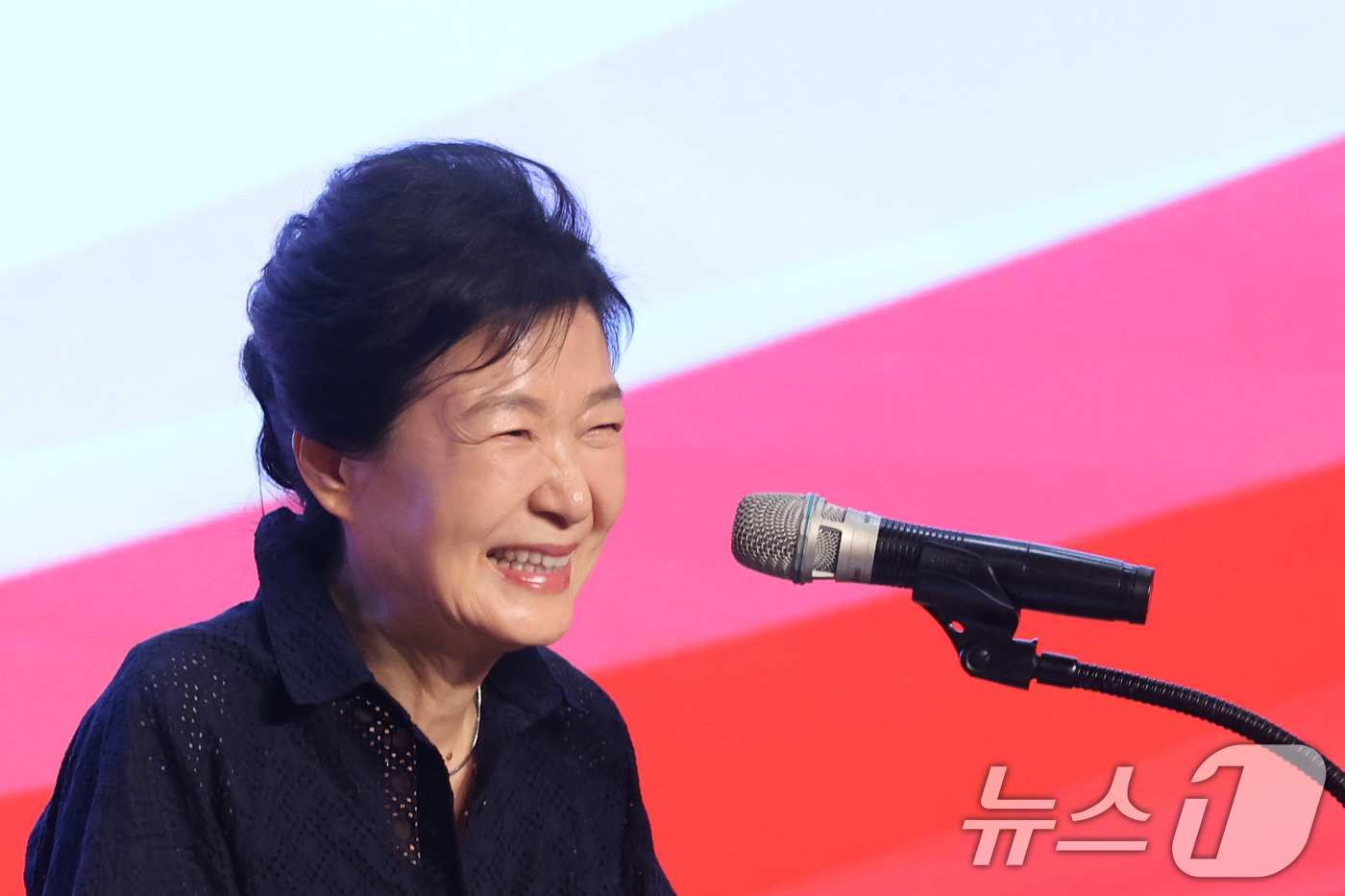 (고양=뉴스1) 황기선 기자 = 박근혜 전 대통령이 27일 오후 경기 고양시 일산동구 소노캄 고양에서 열린 '2026 국민의힘 국회의원 연찬회'에서 발언을 하고 있다.  2026. …