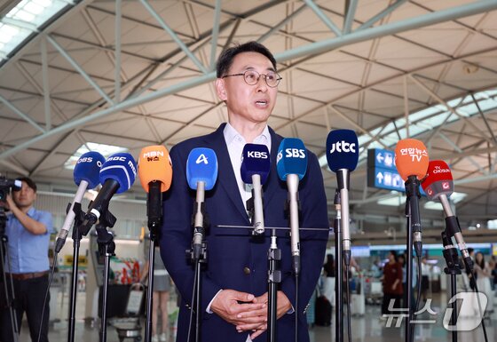 본문 이미지 - 정연인 두산에너빌리티 대표이사가 27일 인천국제공항을 통해 네팔로 출국 전 취재진 질문에 답하고 있다.2026. 8. 27/뉴스1 이호윤 기자